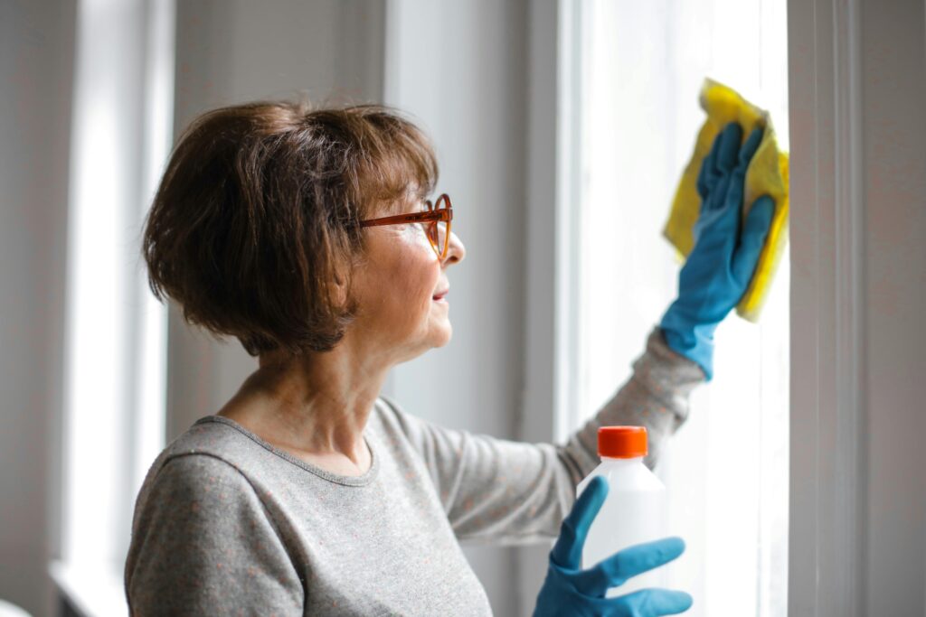 vrouw aan et schoonmaken